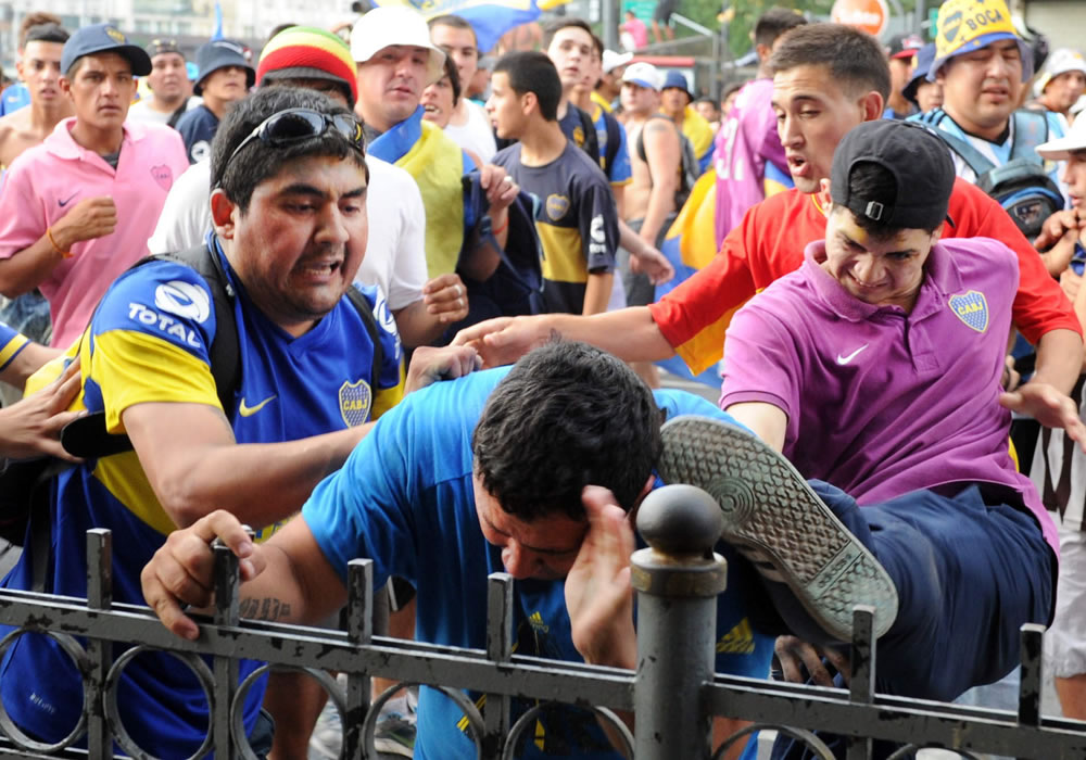Aficionados del Boca Juniors se enfrentan con miembros de la Policía Federal durante la celebración del denominado "Día del Hincha del Boca Juniors". Foto: EFE