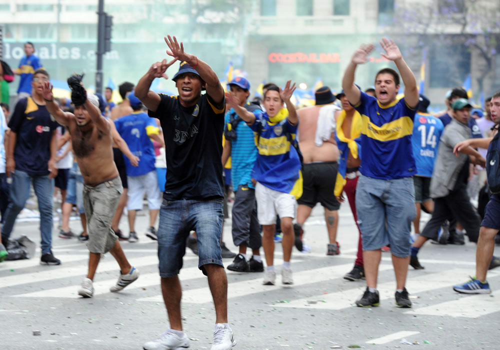 Aficionados del Boca Juniors se enfrentan con miembros de la Policía Federal durante la celebración del denominado "Día del Hincha del Boca Juniors". Foto: EFE