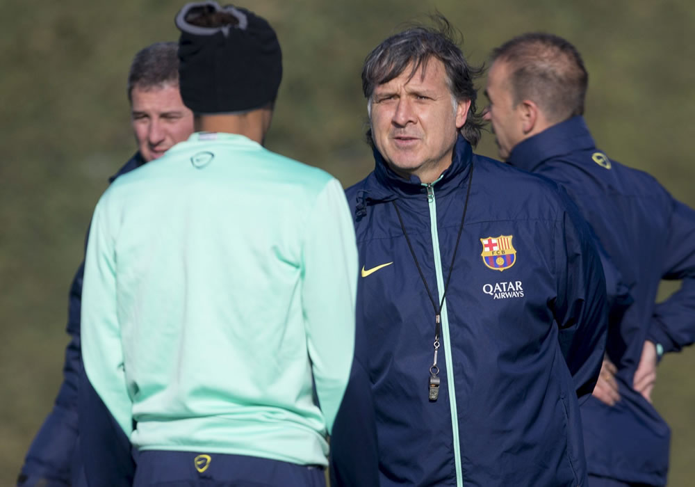 El entrenador del FC. Barcelona, Gerardo "Tata" Martino, conversa con el delantero brasileño Neymar da Silva. Foto: EFE