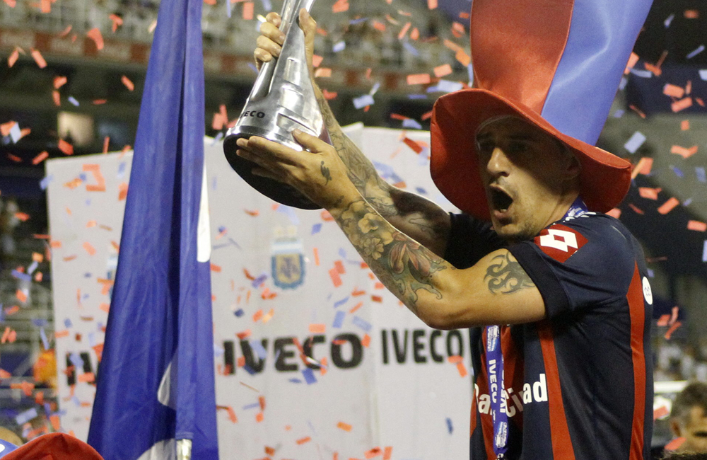 Leandro Romagnol, capitán de San Lorenzo de Almagro, celebra al coronarse campeón el equipo. Foto: EFE