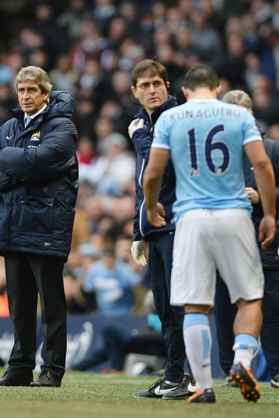 Manchester City manager Manuel Pellegrini (L) reacts as Sergio Agüero (R) leaves the pitch after being injured during the English Premier League. Foto: EFE