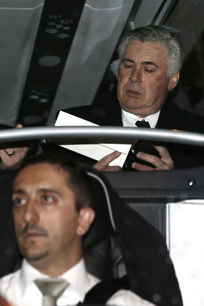 El entrenador del Real Madrid Carlo Ancelotti en el interior del autobús. Foto: EFE
