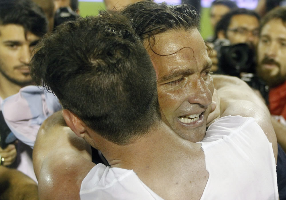 El DT de San Lorenzo de Almagro, Juan Antonio Pizzi (d), abraza a su jugador Ignacio Piatt (i). Foto: EFE