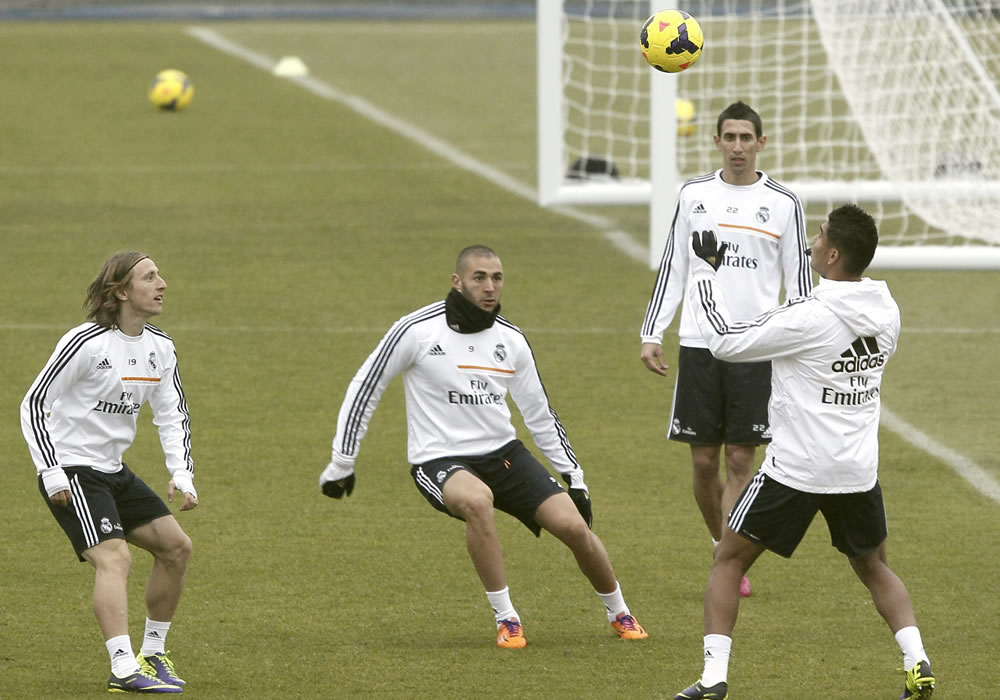 Los jugadores del Real Madrid, el francés Karim Benzemá (2i), el croata Luka Modric (i); el argentino Ángel di María (2d) y el brasileño Carlos Henrique Casimiro (d), durante el entrenamiento. Foto: EFE