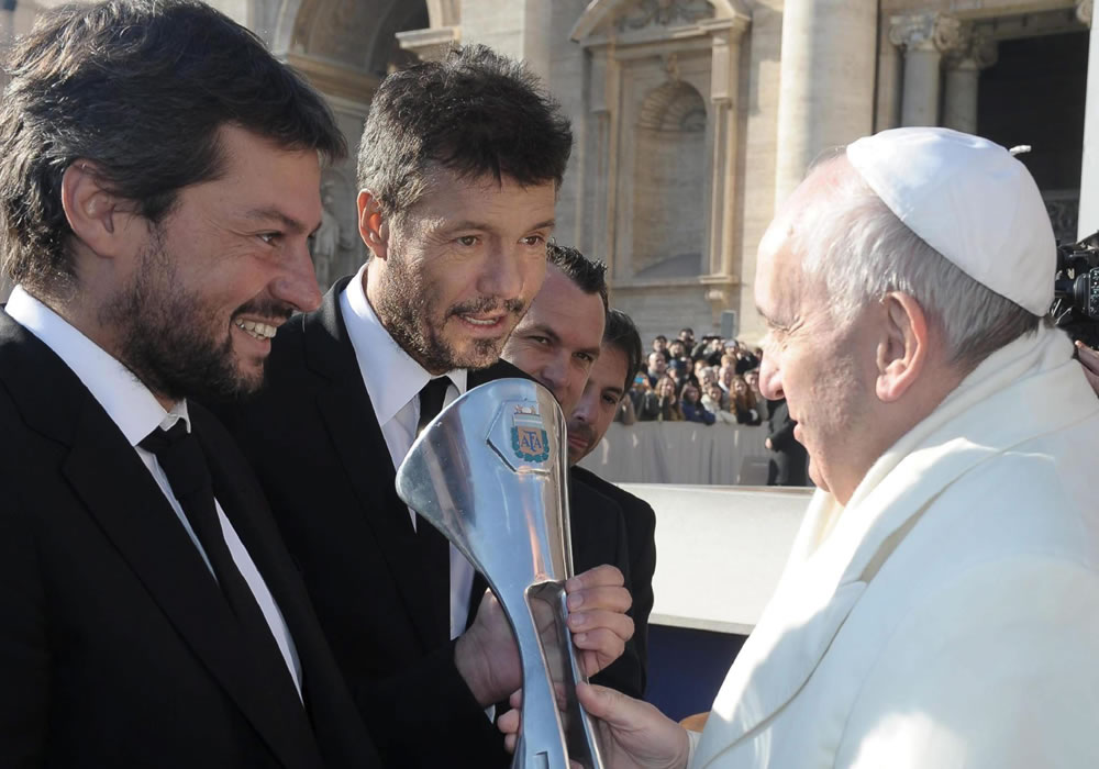 Una delegación del club de fútbol argentino San Lorenzo de Almagro entrega al papa Francisco el trofeo logrado por su reciente victoria del Torneo Inicial de Argentina. Foto: EFE