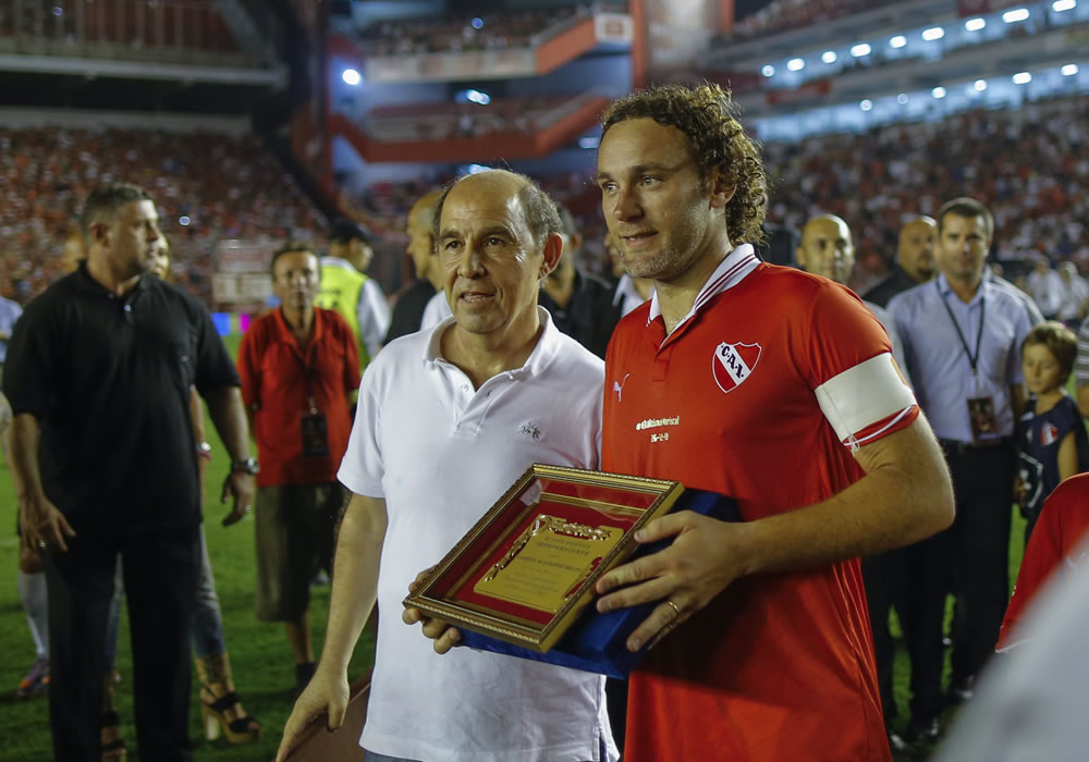 Gabriel Milito (d) recibe una placa de una de las glorias de Independiente de manos de Ricardo Bochini. Foto: EFE