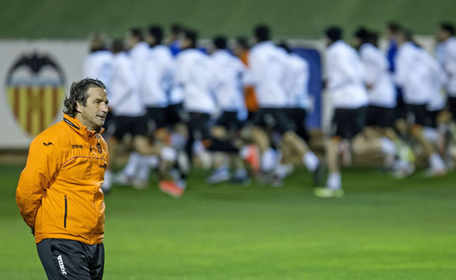 El nuevo técnico del Valencia, Juan Antonio Pizzi, dirigie hoy su primer entrenamiento. Foto: EFE