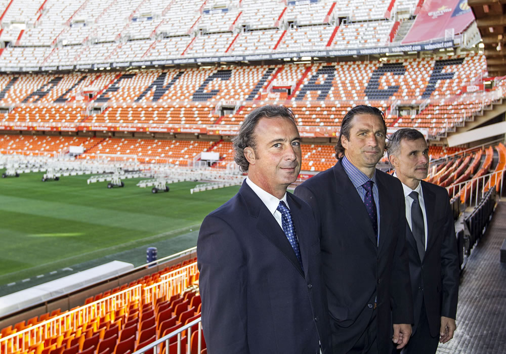 El nuevo DT del Valencia, Juan Antonio Pizzi (centro), posa, en la tribuna del estadio de Mestalla, con su ayudante Manuel Suárez (izqda), y de su preparador físico Alejandro Richino. Foto: EFE