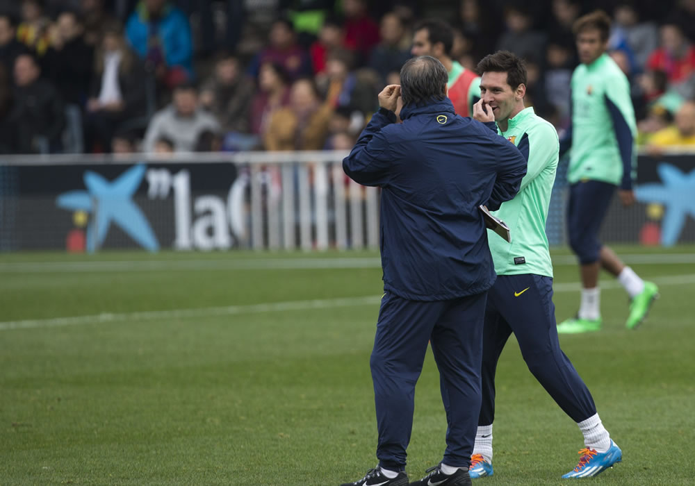 El entrenador del FC Barcelona, Gerardo Tata Martino (i), conversa con Leo Messi (d) durante el entrenamiento. Foto: EFE
