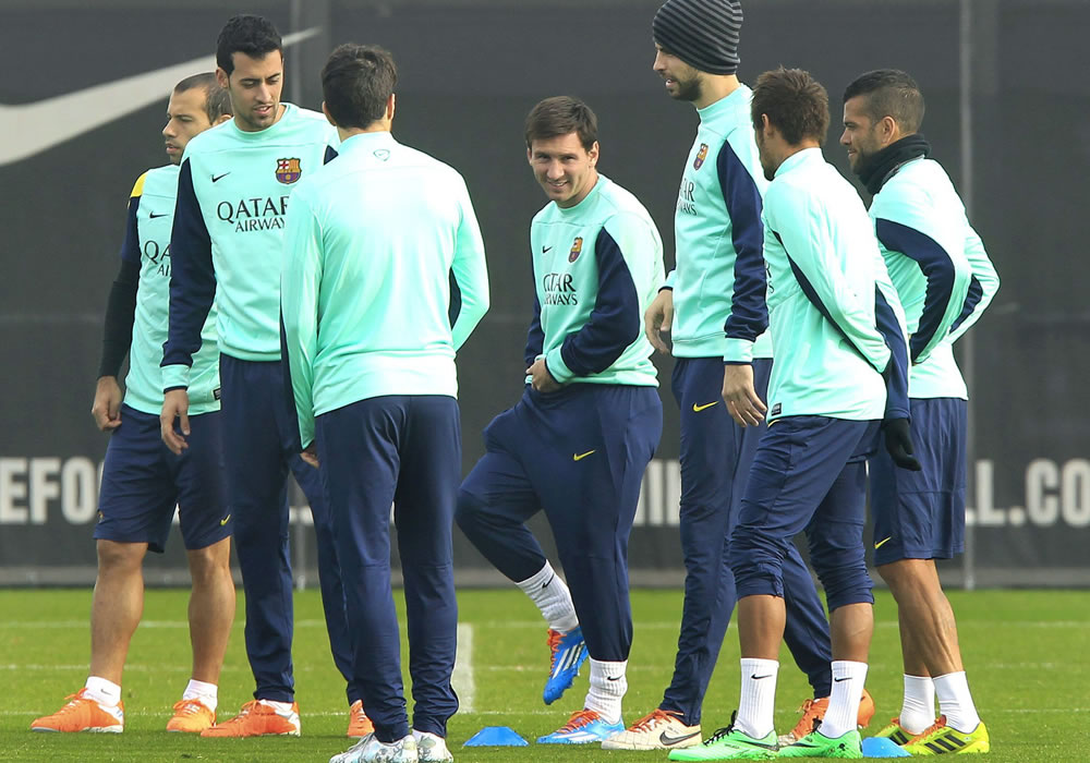 De iz. a der., Mascherano, Busquets, Messi, Pique, Neyamar y Alves, durante el entrenamiento que el primer equipo del FC Barcelona. Foto: EFE