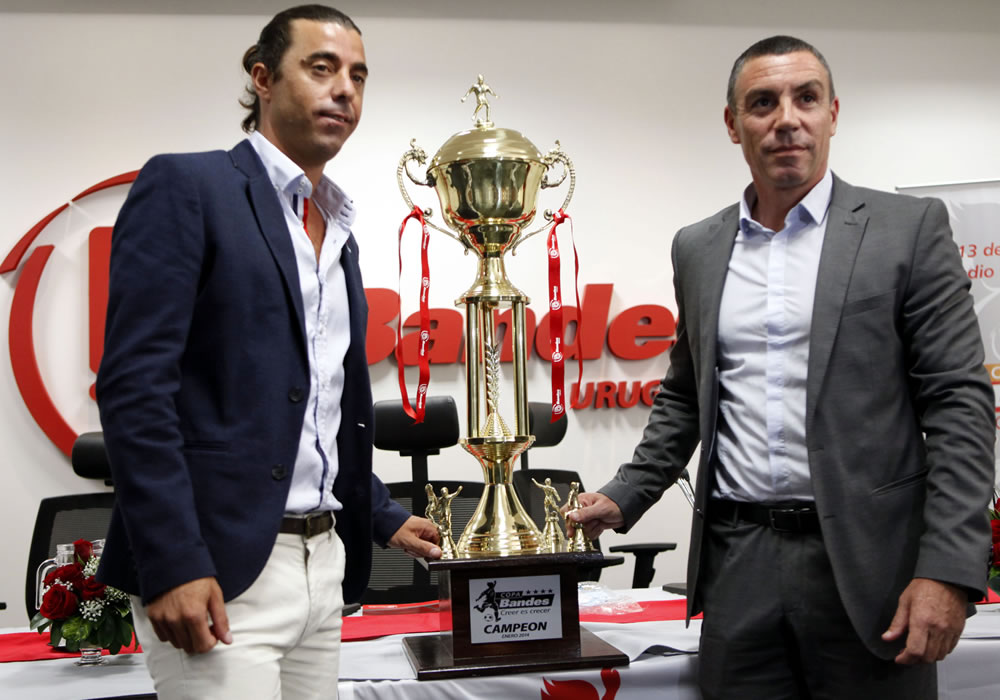 Los gerentes deportivos de Nacional y Peñarol, Alejandro Lembo (i) y Carlos Sánchez (d) respectivamente, posan durante el lanzamiento del torneo de fútbol Copa Bandes. Foto: EFE