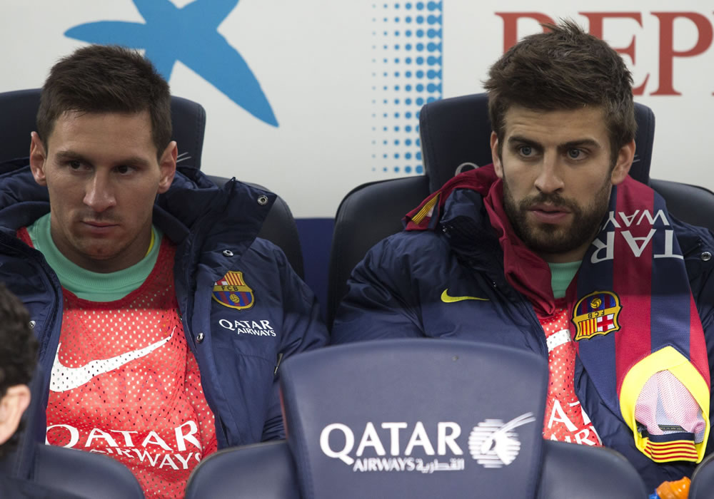 Los jugadores del FC Barcelona Leo Messi y Gerard Piqué en el banquillo durante el partido de ida de los octavos de final de la Copa del Rey. Foto: EFE
