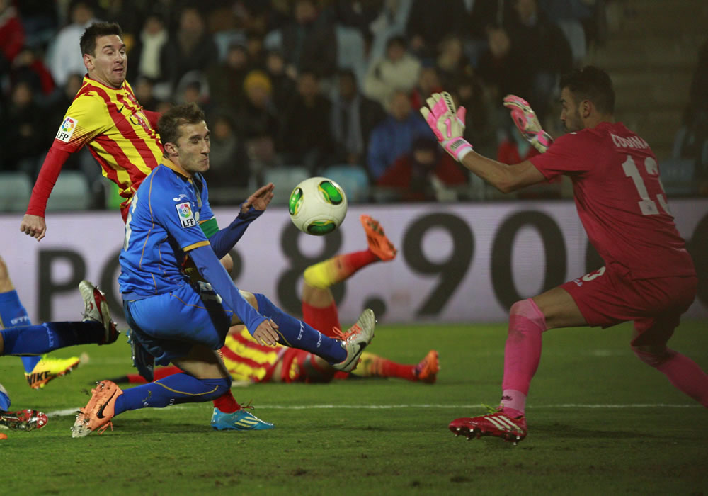 El delantero argentino del F. C. Barcelona, Leo Messi (i), golpea el balón ante el defensa del Getafe, Rafa López. Foto: EFE