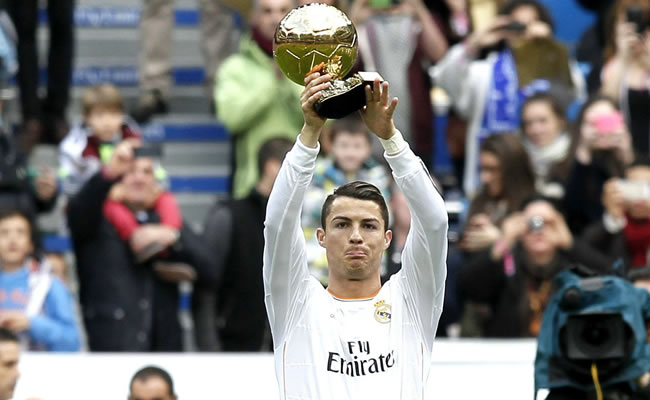 Cristiano ofrece el Balón de Oro al Santiago Bernabéu. Foto: EFE