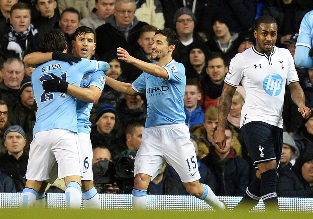 Sergio Aguero (2i) del Manchester City celebran tras anotar ante el Tottenham durante un partido de la liga premier. Foto: EFE