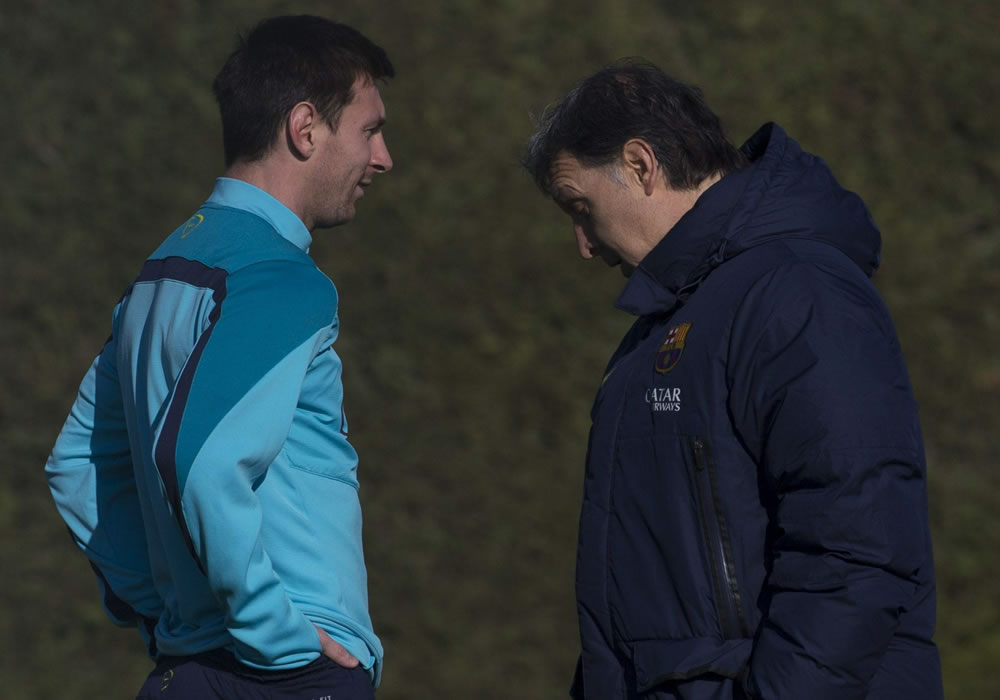 Gerardo "Tata" Martino (d) conversa con Leo Messi (i) durante el entrenamiento en la ciudad deportiva Joan Gamper. Foto: EFE