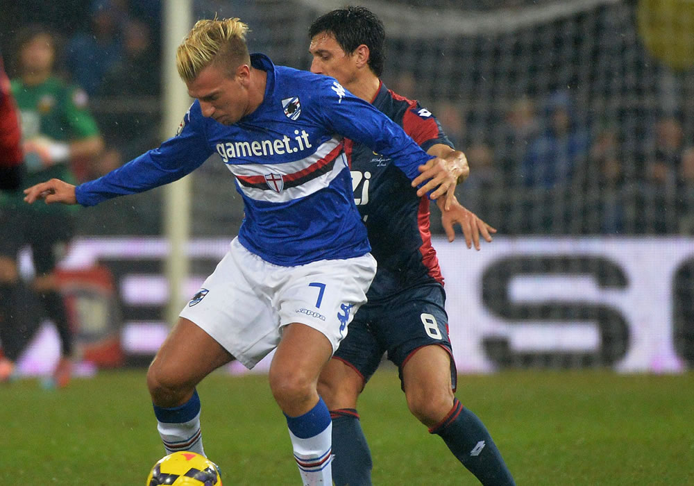 El jugador de Sampdoria, Maxi Lopez (i), disputa un balón con el jugador de Genoa, Nicolas Burdisso (d). Foto: EFE