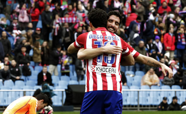 Los jugadores del Atlético de Madrid Diego Costa y Raúl García (d) celebran uno de los goles. Foto: EFE