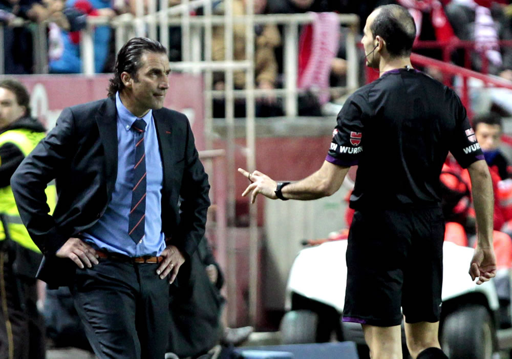 El entrenador argentino del Valencia CF Juan Antonio Pizzi (i). Foto: EFE