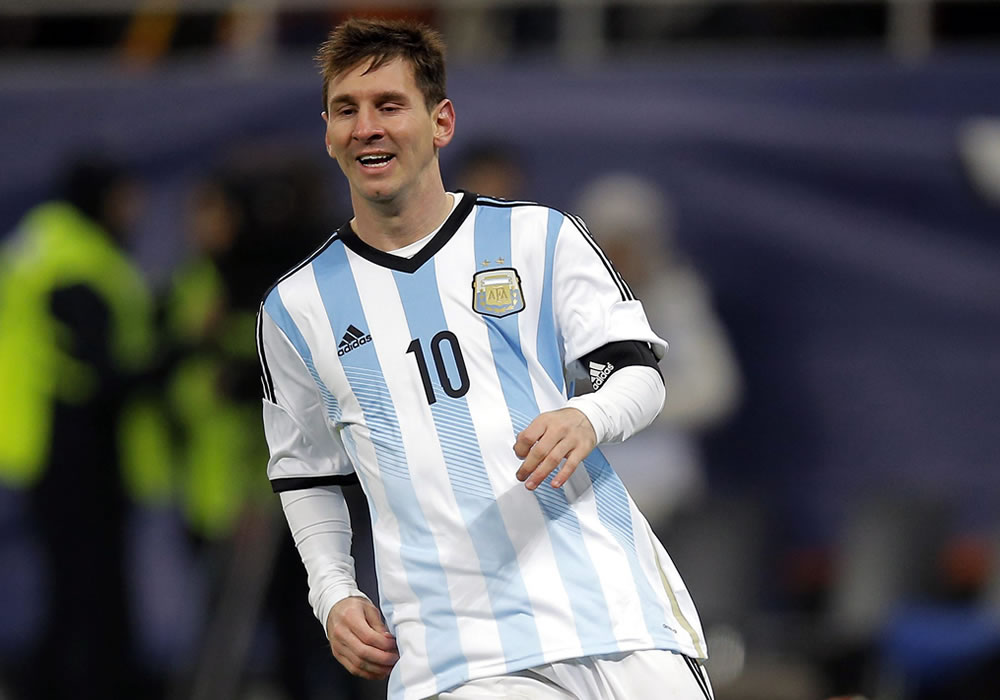Lionel Messi de Argentina en acción ante Rumania durante un partido amistoso. Foto: EFE