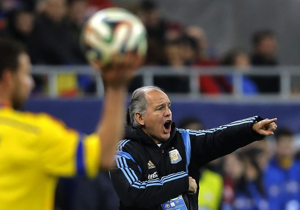 El entrenador de la selección argentina, Alejandro Sabella da instrucciones a sus jugadores ante Rumanía. Foto: EFE