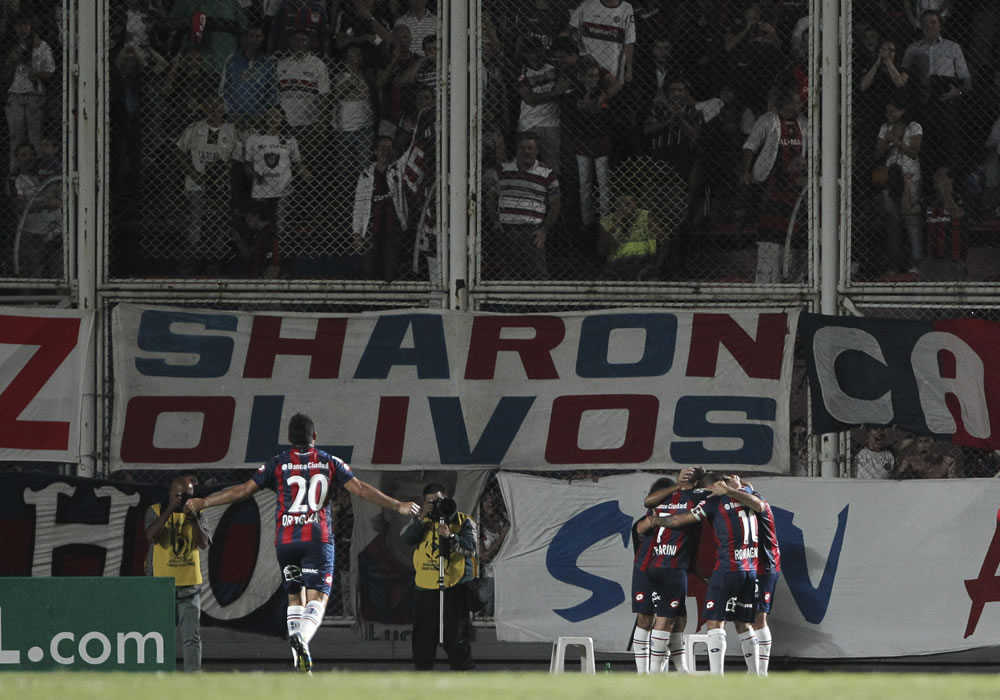 Los jugadores de San Lorenzo festeja su gol ante Unión Española de Chile. Foto: EFE