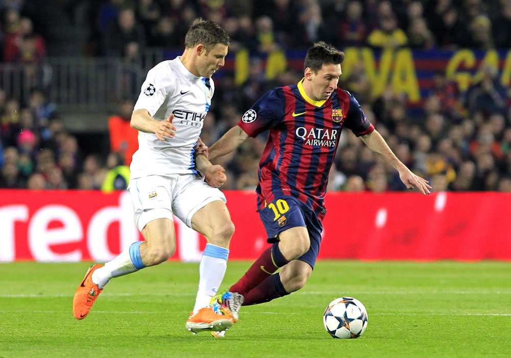 El delantero argentino del FC Barcelona Lionel Messi (d) avanza con el balón perseguido por el centrocampista del Manchester City. Foto: EFE
