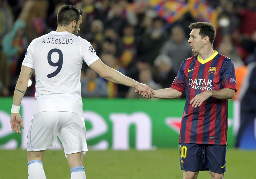 El delantero argentino del FC Barcelona Leo Messi (d) saluda a Álvaro Negredo, del Manchester City. Foto: EFE