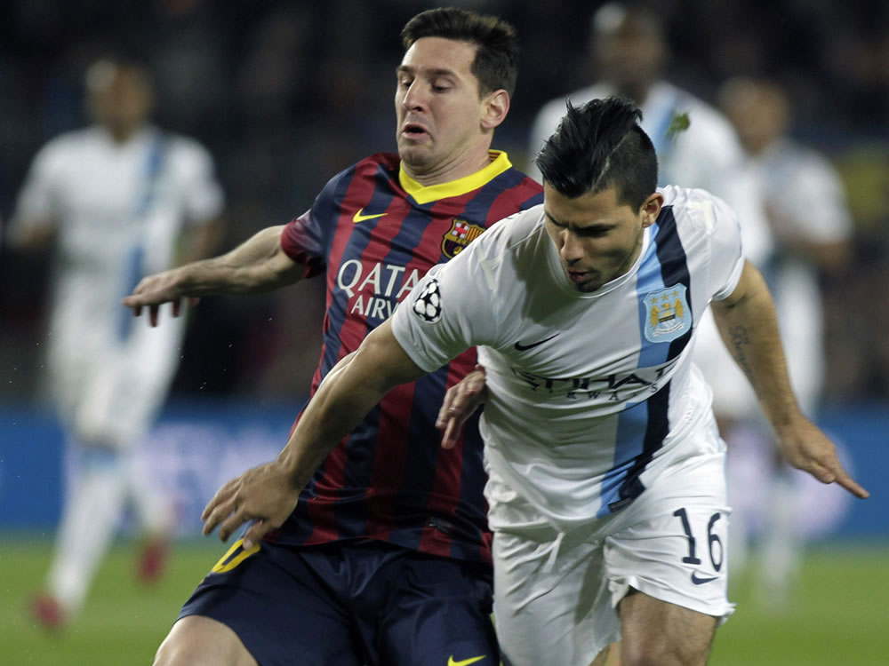 El delantero argentino del FC Barcelona Lionel Messi, lucha un balón con su compatriota, el delantero del Manchester City, Sergio Agüero. Foto: EFE