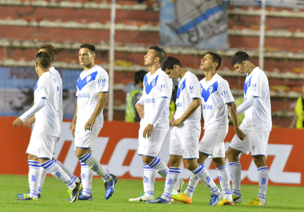 Los jugadores de Vélez Sarsfield salen del campo después de perder 0-2 ante The Strongest. Foto: EFE