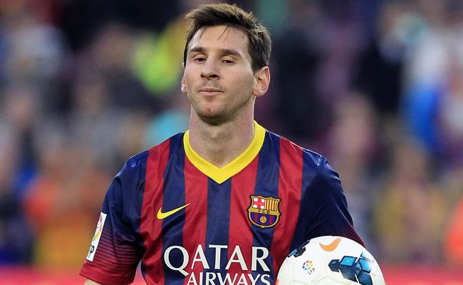 El delantero argentino del FC Barcelona Lionel Messi con el balón tras marcar tres goles al Osasuna. Foto: EFE
