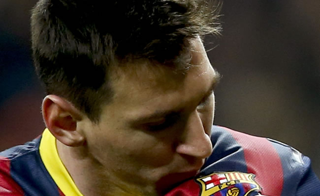 El delantero argentino del F. C. Barcelona, Leo Messi, besa el escudo tras conseguir el cuarto gol del equipo blaugrana. Foto: EFE