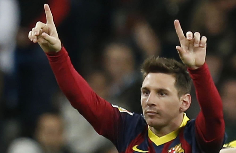 El delantero argentino del Barcelona Lionel Messi celebra el gol que acaba de marcar de penalti frente al Real Madrid. Foto: EFE