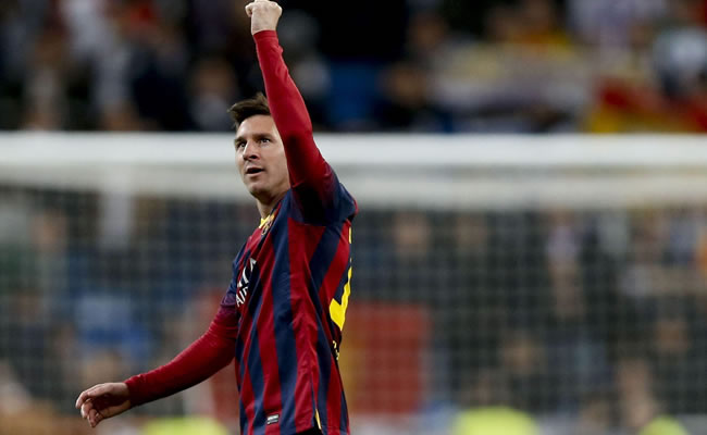 El delantero argentino del F. C. Barcelona, Leo Messi, celebra su victoria al finalizar el partido frente al Real Madrid. Foto: EFE