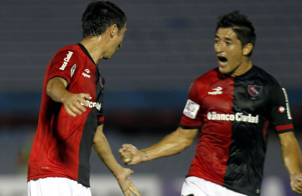 El jugador de Newell's Old Boys Alexis Castro (i) celebra con su compañero Milton Casco (d) después de anotar un gol. Foto: EFE