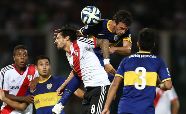 Boca Juniors y River Plate se miden en un torneo donde reina la paridad. Foto: EFE