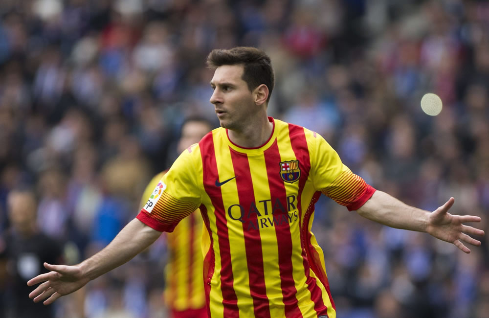 El delantero argnetino del Barcelona, Lionel Messi, celebra el gol que marcóp de penalti ante el Espanyol. Foto: EFE