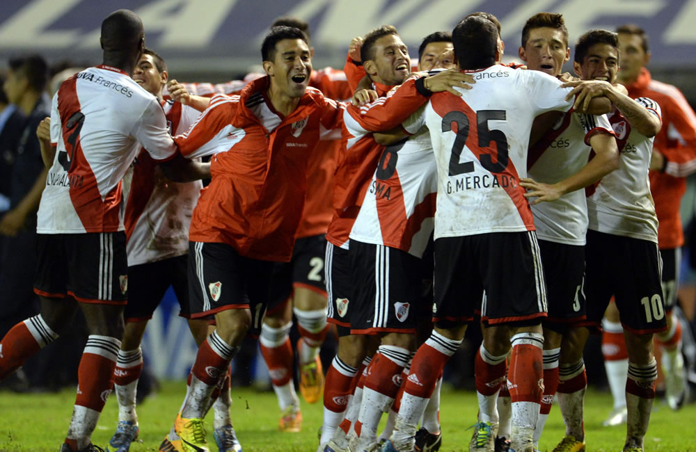 Jugadores de River Plate festejan después de vencer 2-1 a Boca Juniors. Foto: EFE