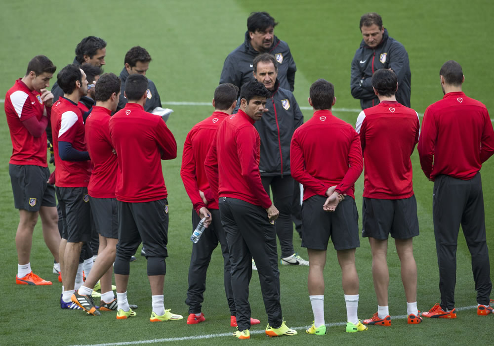 El jugador del Atlético de Madrid, Diego Costa (c), junto a sus compañeros durante el entrenamiento que su equipo ha realizado esta tarde en el Camp Nou de Barcelona. Foto: EFE