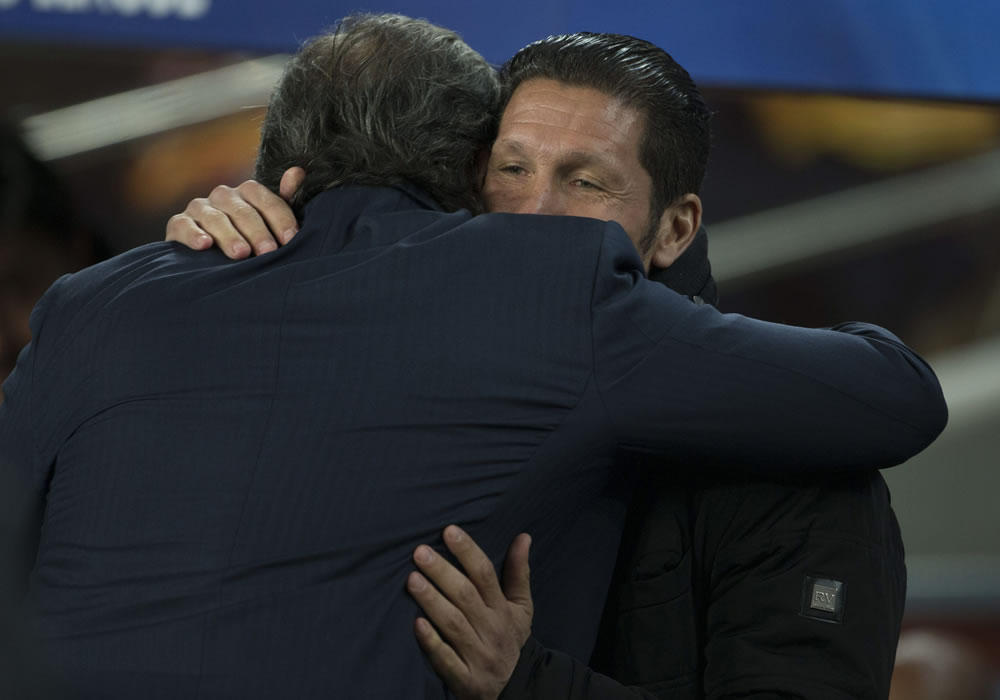 El entrenador del Atlético de Madrid, el argentino Diego Simeone (d), abraza al del FC Barcelona, Gerardo "Tata" Martino. Foto: EFE