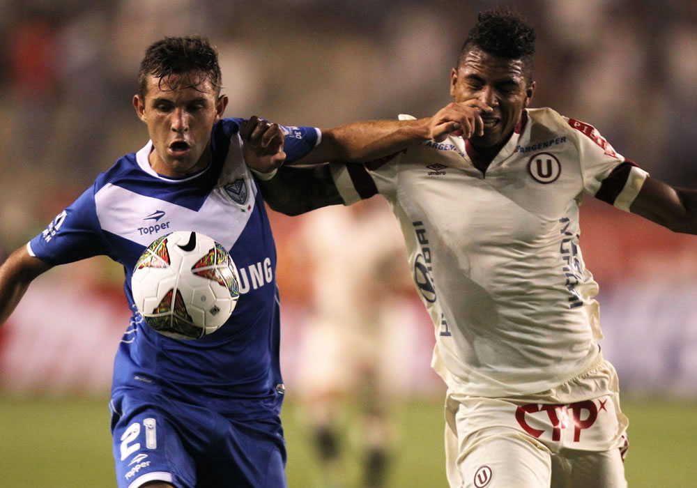 Vélez Sarsfield, ya clasificado, recibe a un Universitario sin posibilidades. Foto: EFE