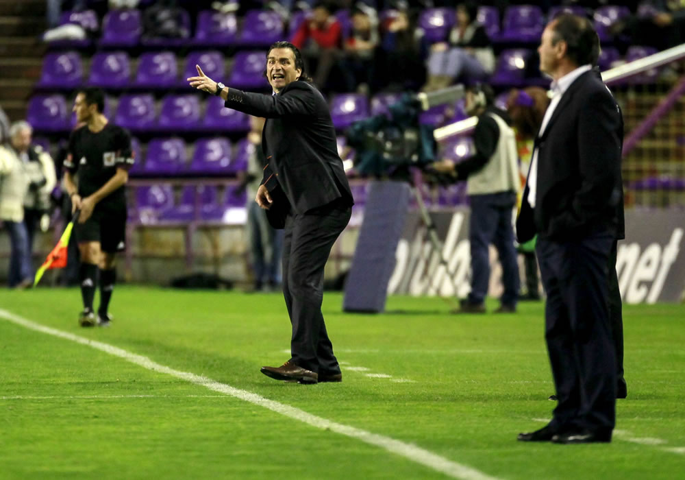 El entrenador del Valencia, Juan Antonio Pizzi (i), durante el partido frente al Real Valladolid. Foto: EFE