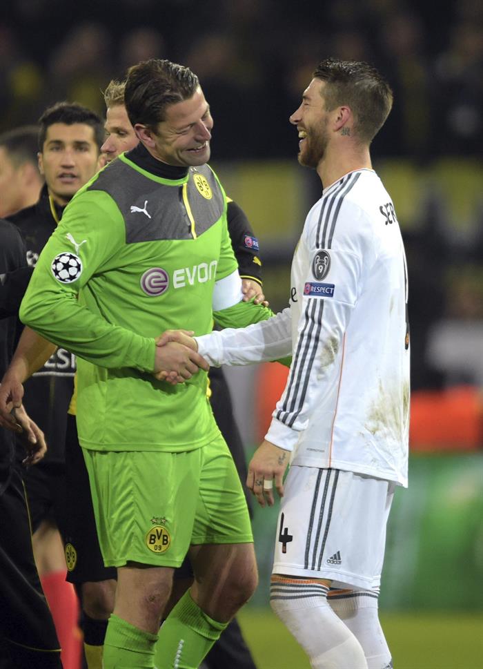 El defensa del Real Madrid, Sergio Ramos (d), saluda al portero Roman Weidenfeller (i), del Borussia Dortmund. Foto: EFE