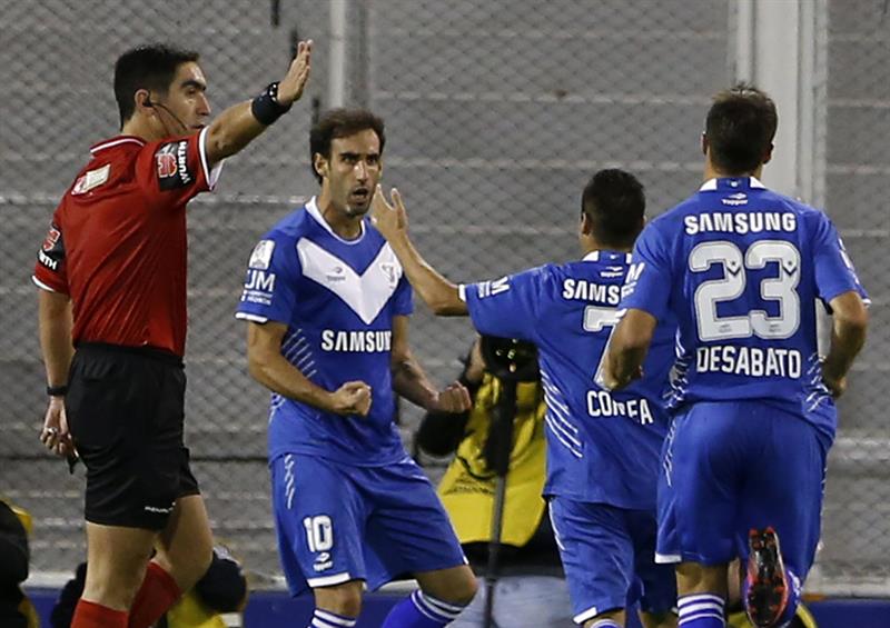 El jugador de Vélez Sarsfield Roberto Nanni (2-i) celebra después de anotar ante Universitario. Foto: EFE
