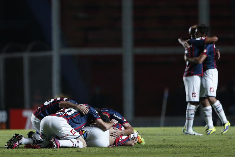 Jugadores de San Lorenzo celebran después de anotar un gol ante Botafogo. Foto: EFE