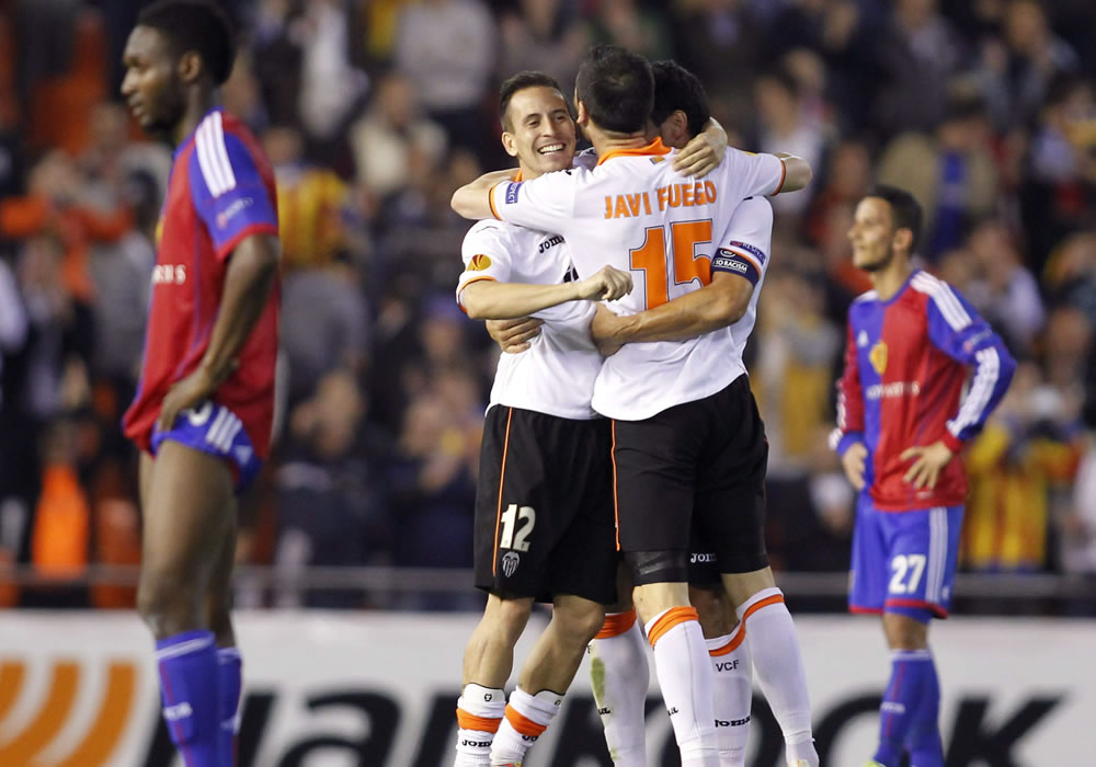 Jugadores del Valencia celebran tras marcar ante el Basilea, partido de vuelta de los cuartos de la Liga Europa en el estadio de Mestalla. Foto: EFE