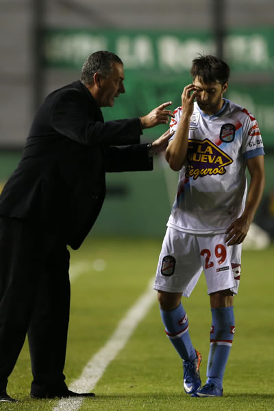 El director técnico de Arsenal, Gustavo Álfaro (i), da instrucciones al jugador Matías Sánchez. Foto: EFE