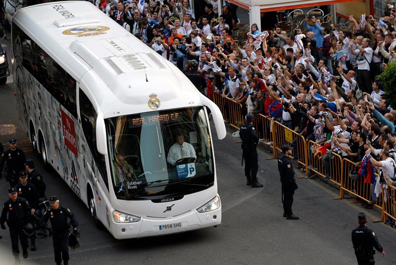 Llegada del autobús del Real Madrid el estadio de Mestalla, en Valencia, para disputar esta noche la final de la Copa del Rey. Foto: EFE