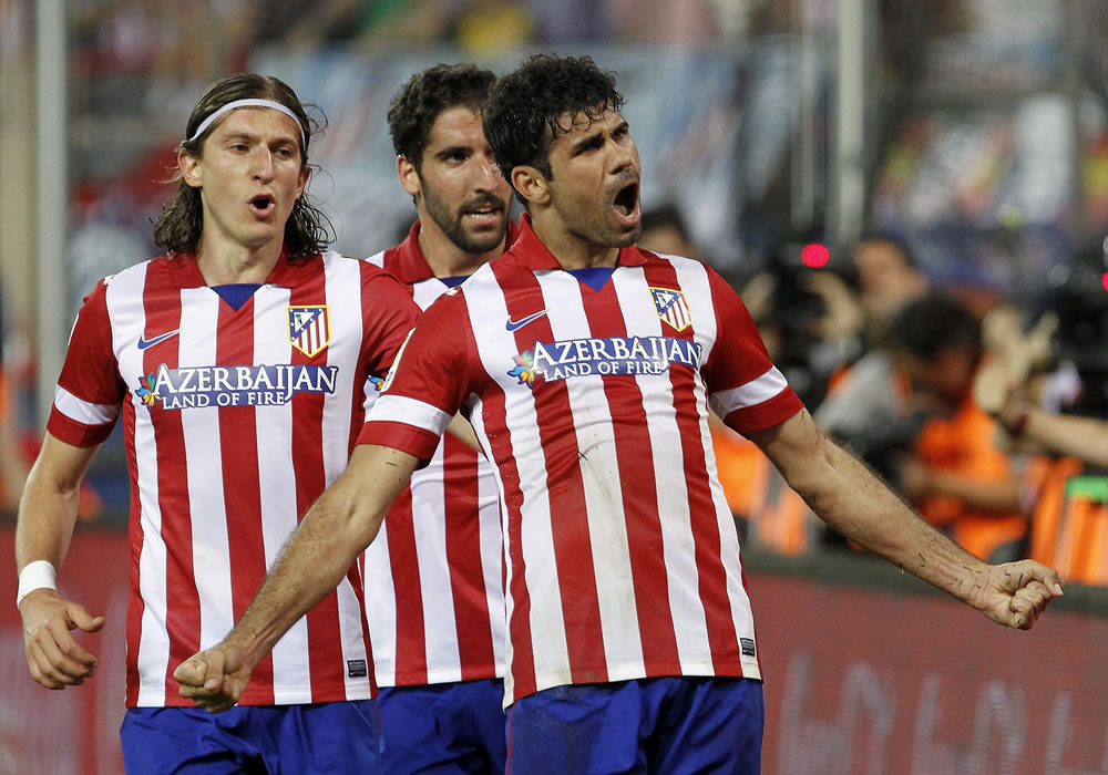 El delantero del Atlético de Madrid Diego Costa (d) celebra su gol, segundo de su equipo, junto a Filipe Luis (i) y Raúl García (c), ante el Elche en el Vicente Calderón, en Madrid. Foto: EFE