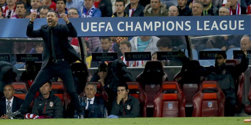 El DT del Atlético de Madrid, el argentino Diego Simeone, en la banda durante el partido ante el Chelsea, de ida de semifinales de la Liga de Campeones. Foto: EFE